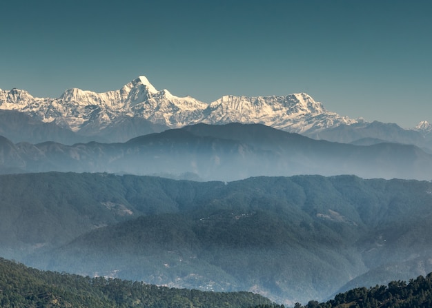 Vista del paesaggio delle catene montuose himalayane su uno sfondo di cielo limpido