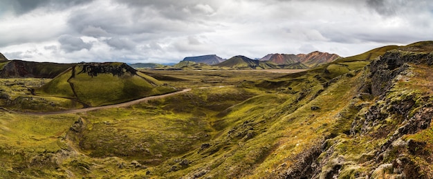 Vista del paesaggio delle montagne e dei campi della regione delle Highlands, Islanda sotto il cielo blu