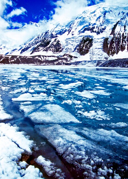 Vista del paesaggio ghiacciato dell'Himalaya del lago Tilicho scenico