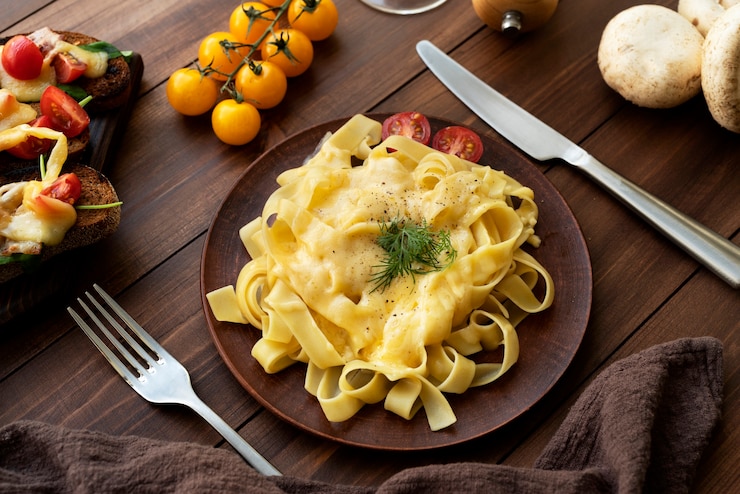 Foto gratuito vista del piatto per raclette con delizioso assortimento di cibi