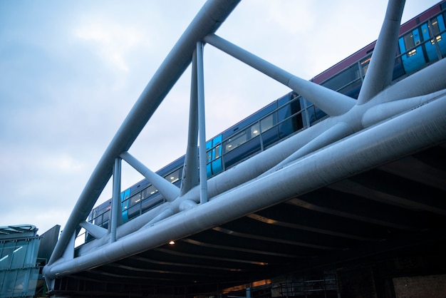 Vista del ponte della città con il treno a londra