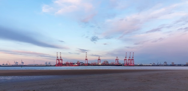 Vista del porto marittimo di Liverpool al tramonto, gru per il carico di merci su navi, Regno Unito