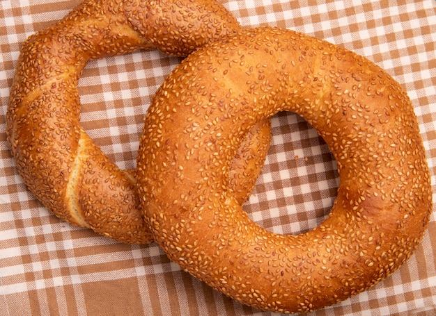 Vista del primo piano dei bagel turchi del sesamo sul fondo del panno del plaid