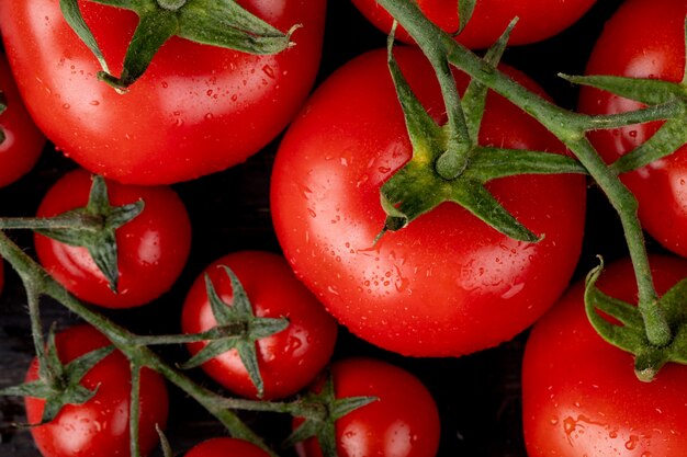 Vista del primo piano dei pomodori sulla tavola di legno