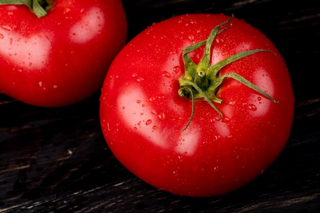 Vista del primo piano dei pomodori sulla tavola di legno