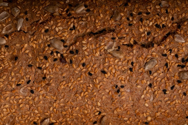 Vista del primo piano dei semi di girasole su pancarrè per gli usi del fondo