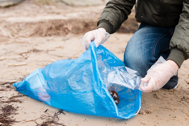 Vista del primo piano del bambino che tiene sacchetto di plastica