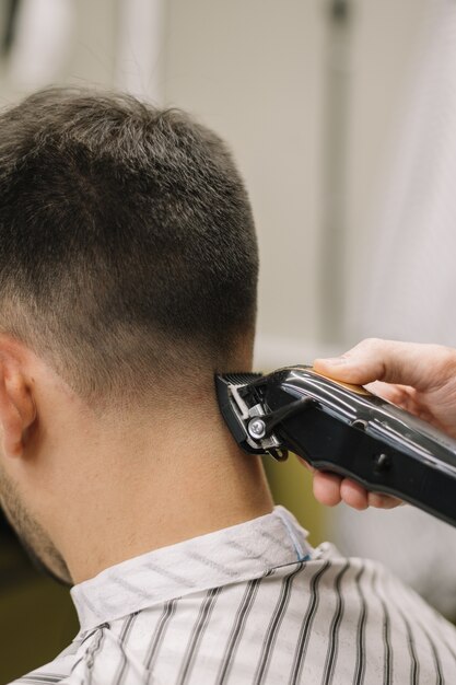 Vista del primo piano dell'uomo che ottiene un taglio di capelli