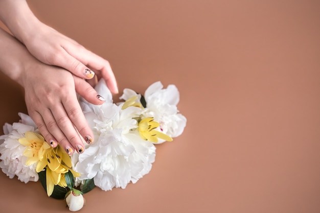 Vista del primo piano della donna con belle mani sul colore di sfondo, spazio per il testo. trattamento Spa