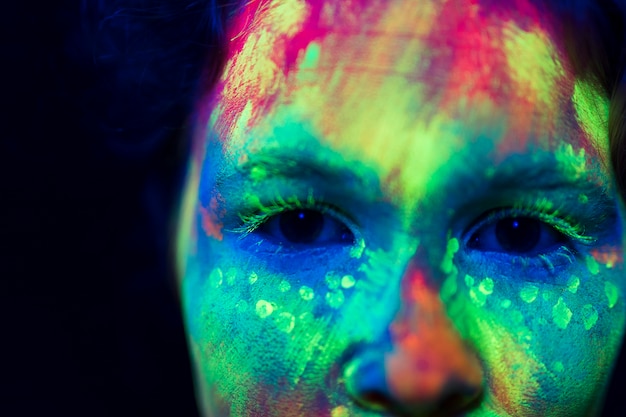 Vista del primo piano della donna con trucco fluorescente