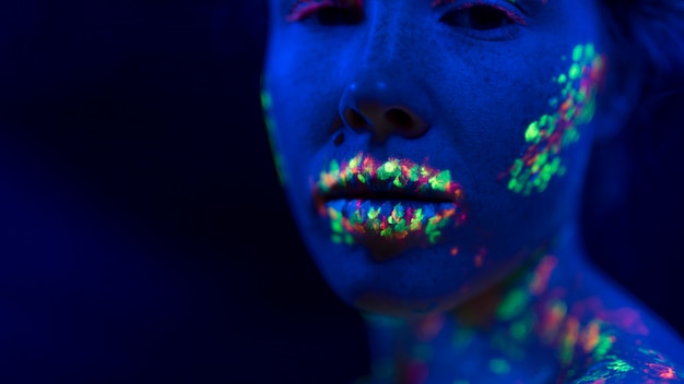 Vista del primo piano della donna con trucco fluorescente