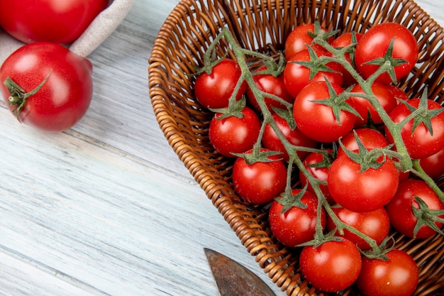 Vista del primo piano della merce nel carrello dei pomodori e di altri un sulla tavola di legno