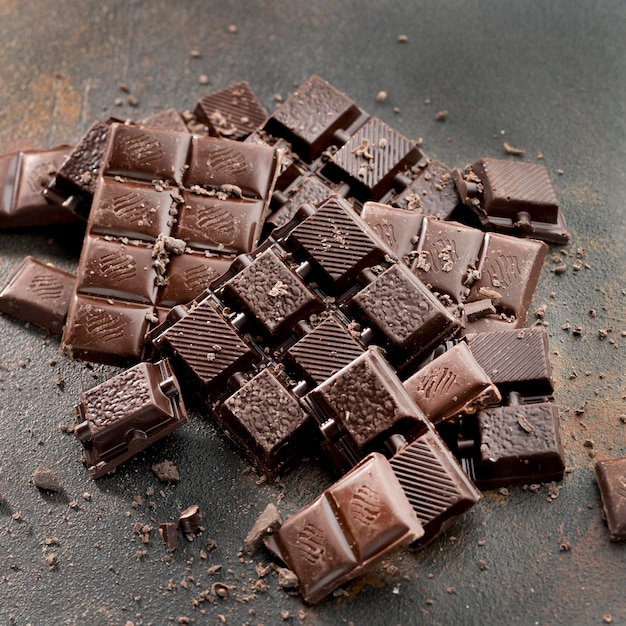 Vista del primo piano delle compresse di cioccolato deliziose