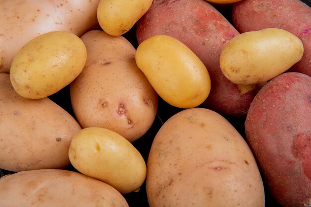 Vista del primo piano delle patate bianche nuove e rosse