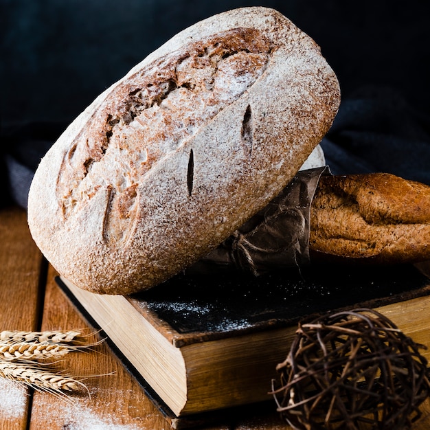 Vista del primo piano di pane e baguette su un libro