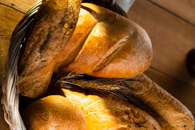 Vista del primo piano di pane in un cestino