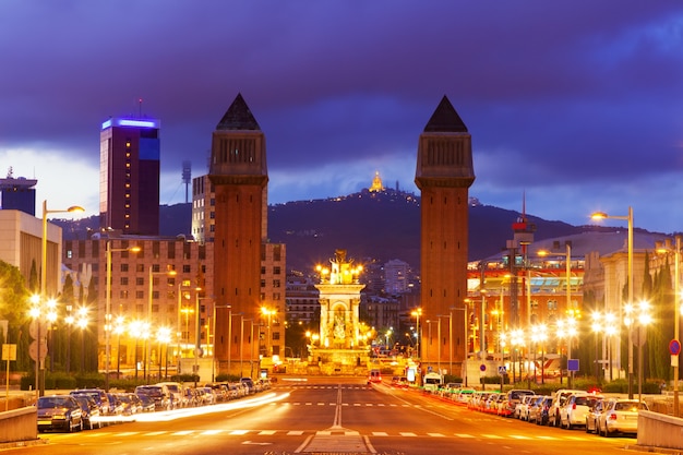 Vista del quadrato della Spagna a Barcellona nella notte