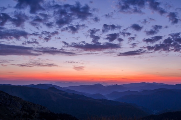 vista del tramonto dalle montagne