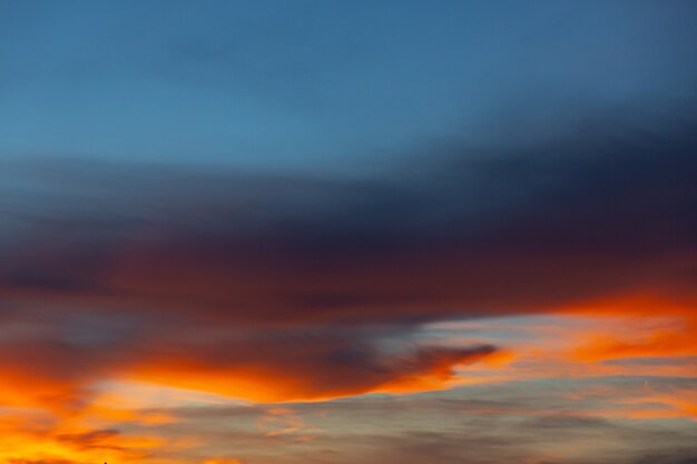 Vista dell'alba del cielo e del sorgere del sole. sullo sfondo della natura