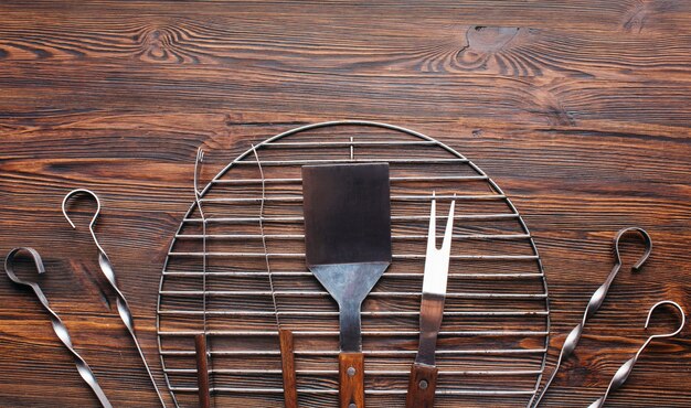 Vista dell&#39;angolo alto degli strumenti del barbecue sullo scrittorio di legno