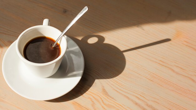 Vista dell&#39;angolo alto del caffè saporito del caffè espresso su superficie di legno