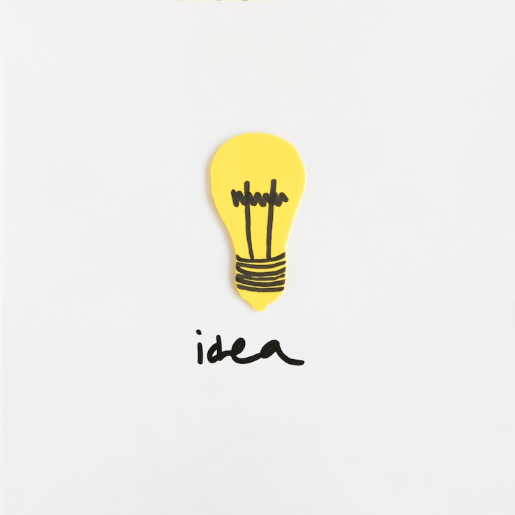 Foto gratuito vista dell&#39;angolo alto della lampadina con il testo di idea sul contesto bianco