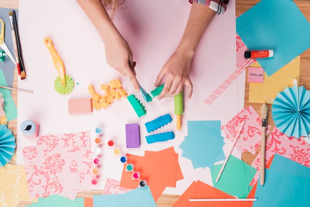 Vista dell&#39;angolo alto della mano femminile che prepara arte dell&#39;argilla sulla tavola