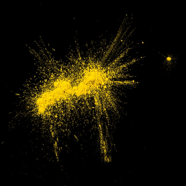 Vista dell&#39;angolo alto della polvere gialla di holi sul contesto nero