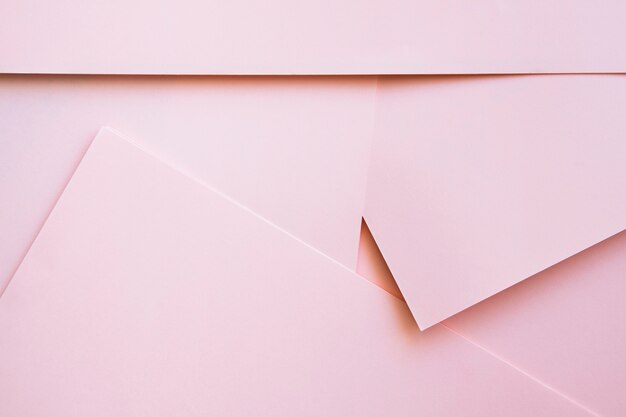 Vista dell&#39;angolo alto delle carte del cartone colorate rosa
