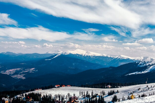 Vista dell&#39;angolo alto delle case sopra il paesaggio nevoso della montagna