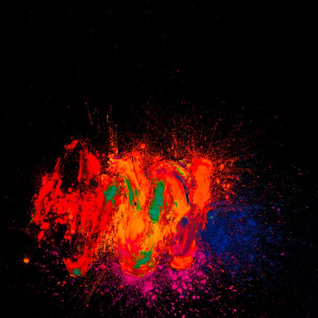 Vista dell&#39;angolo alto di holi luminoso colorato davanti a fondo nero