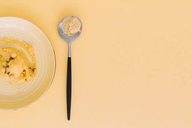 Vista dell&#39;angolo alto di hummus delizioso su priorità bassa colorata