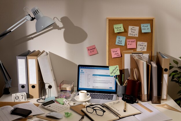 Vista dell'area di lavoro disordinata dell'ufficio con il computer portatile