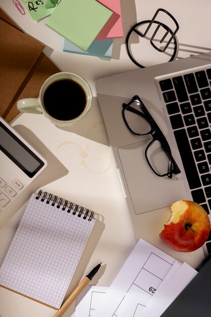 Vista dell'area di lavoro disordinata dell'ufficio con il computer portatile