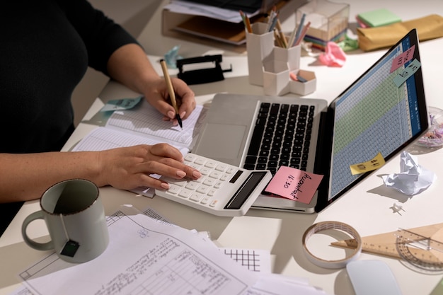 Vista dell'area di lavoro disordinata dell'ufficio con il computer portatile