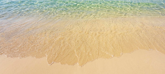 Vista dell'onda sulla spiaggia