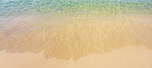 Vista dell'onda sulla spiaggia