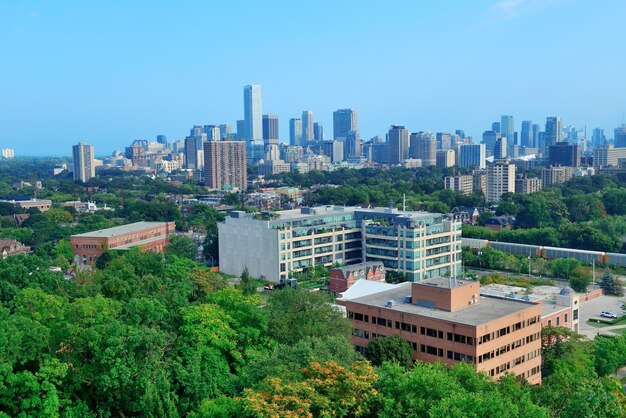 Vista dell'orizzonte della città di Toronto con il parco e gli edifici urbani