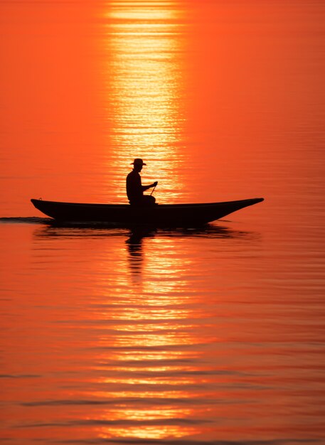 Vista della barca sull'acqua al tramonto