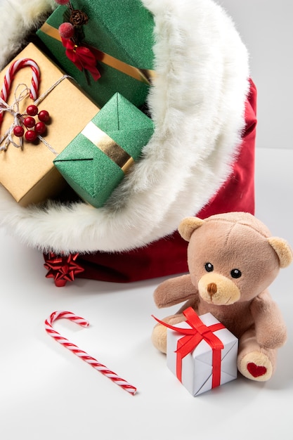 Vista della borsa di Babbo Natale con regali e giocattoli