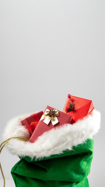 Vista della borsa di Babbo Natale con regali incartati