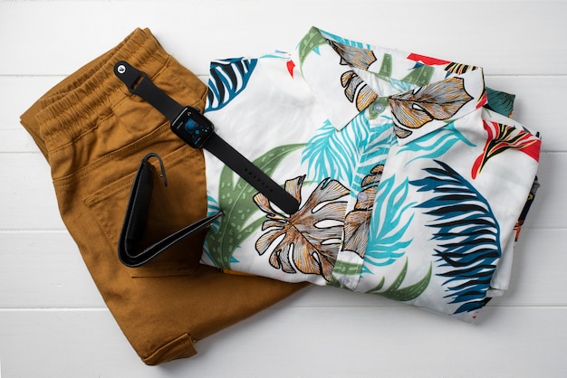 Vista della camicia hawaiana con pantaloni e portafoglio