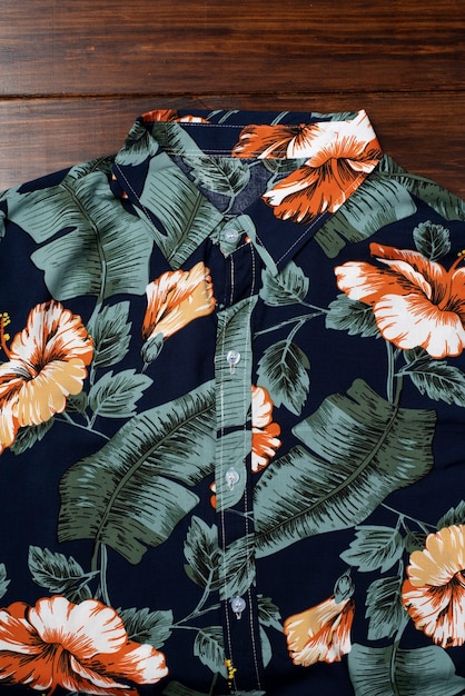 Vista della camicia hawaiana con stampa floreale