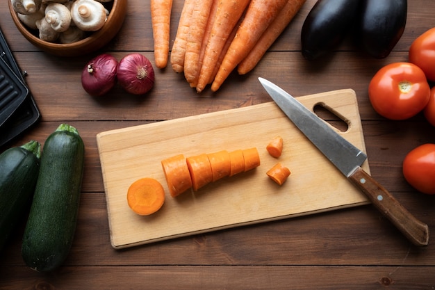 Vista della carota tritata sul tagliere