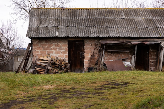 Vista della casa abbandonata e in decomposizione in natura