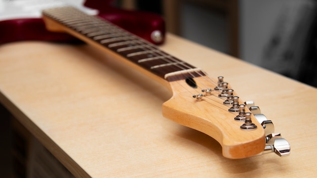 Vista della chitarra nel negozio di strumenti musicali