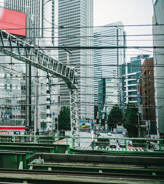 Vista della città dal treno della metropolitana in movimento