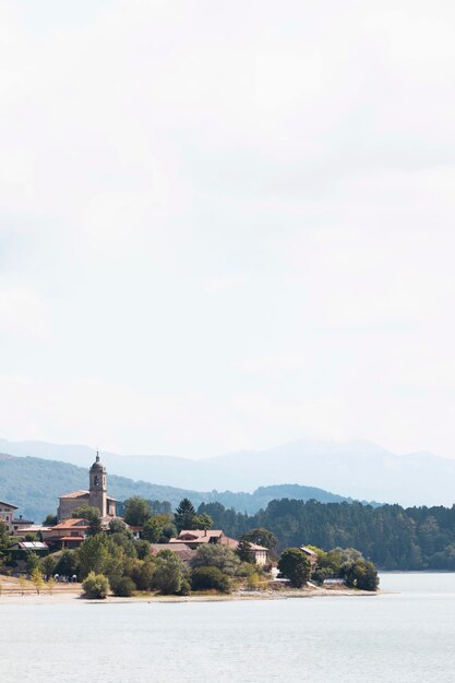 Vista della città di Alava dalla distanza