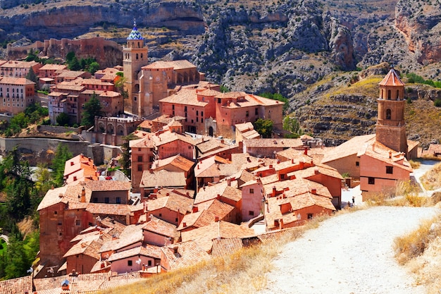 vista della città spagnola dal monte. Albarracin