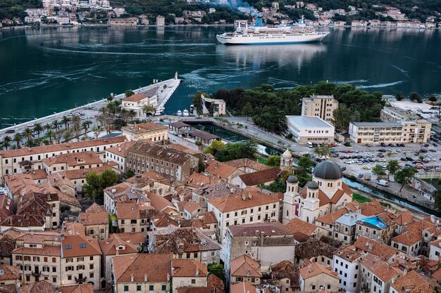 Vista della città vecchia della baia di Kotor dalla montagna di Lovcen